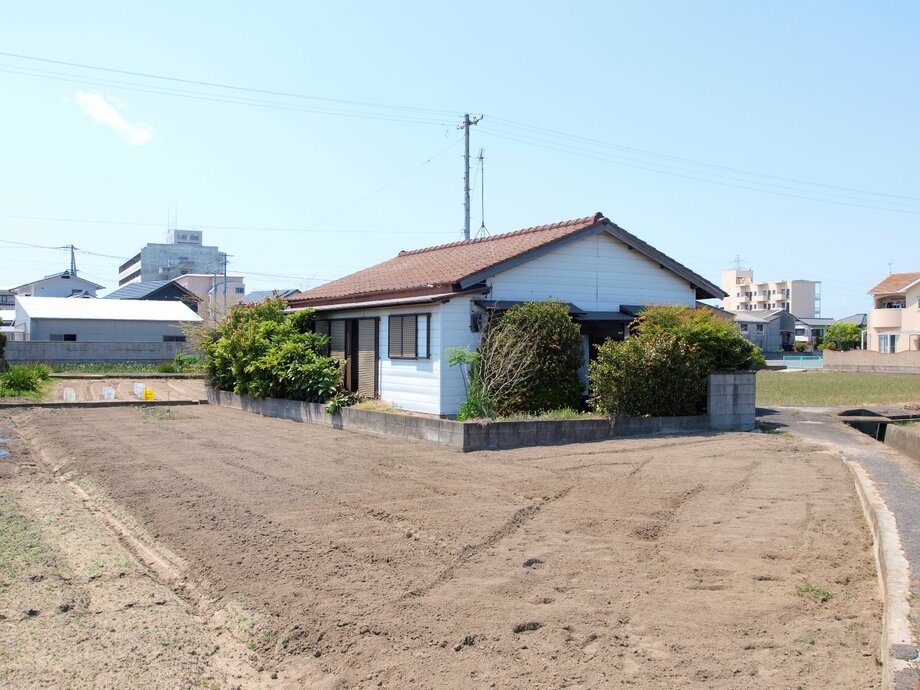 周りが田んぼに囲まれた物件のため、騒音を気にする人には良いかも。ハローズまで徒歩約８分なので、日常のお買い物にも便利です。